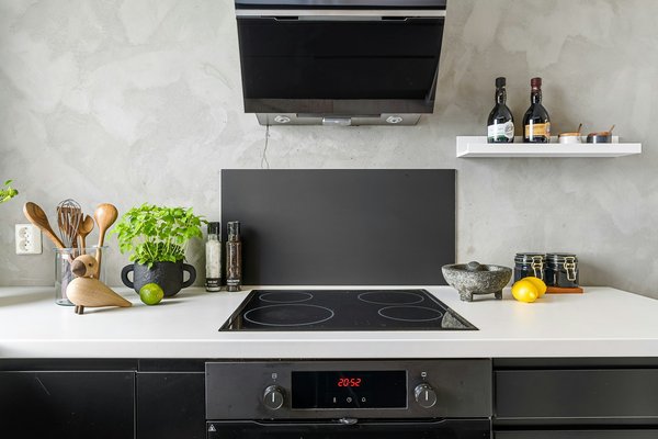 Which features should you consider for a portable induction cooktop for small kitchens?