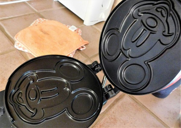 How to select a waffle maker that allows for adjustable crispiness settings?